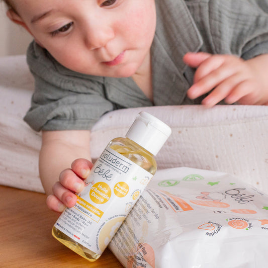 Tout savoir sur le massage bébé et l'huile adaptée pour ses soins
